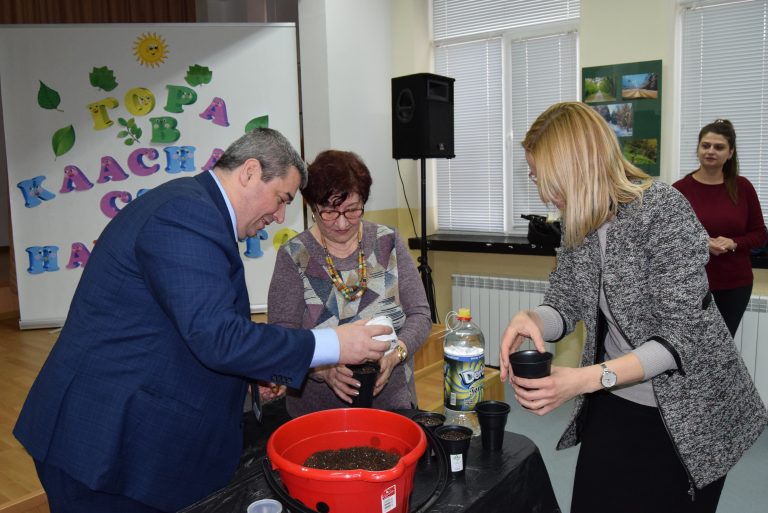 Горна Оряховица | Учениците от СУ „Георги Измирлиев“ и инж. Добрев сложиха начало на инициатива „Гора в класната стая“