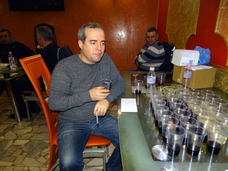 Иван Звездев изпробва уменията си  в дегустацията на вина в Сухиндол