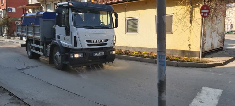 Горещи новини | По 6 тона дезинфектанти дневно по улиците на Павликени и Бяла черква