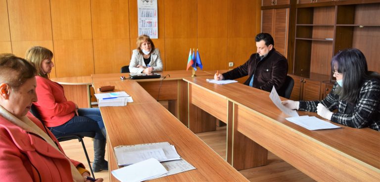 Здраве | Кризисният щаб призовава кметовете да включат медицински специалисти от здравните кабинети на училища и детски градини в помощ на лечебните заведения