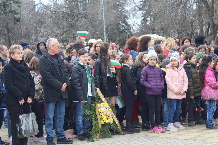 С поклонение пред загиналите и фолклорни ритми бе отбелязан Трети март в Лясковец