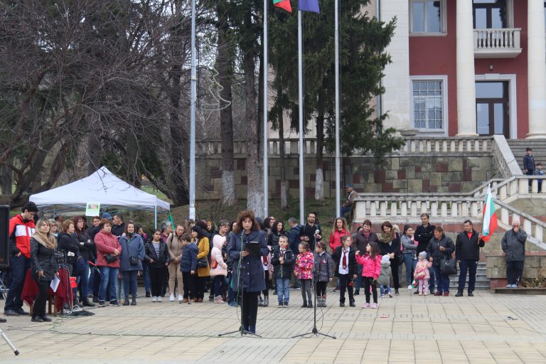 С поклонение пред загиналите и фолклорни ритми бе отбелязан Трети март в Лясковец