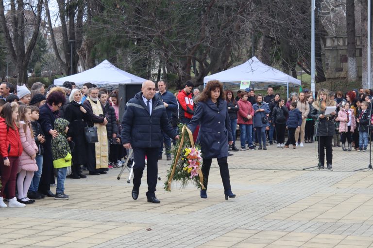 С поклонение пред загиналите и фолклорни ритми бе отбелязан Трети март в Лясковец