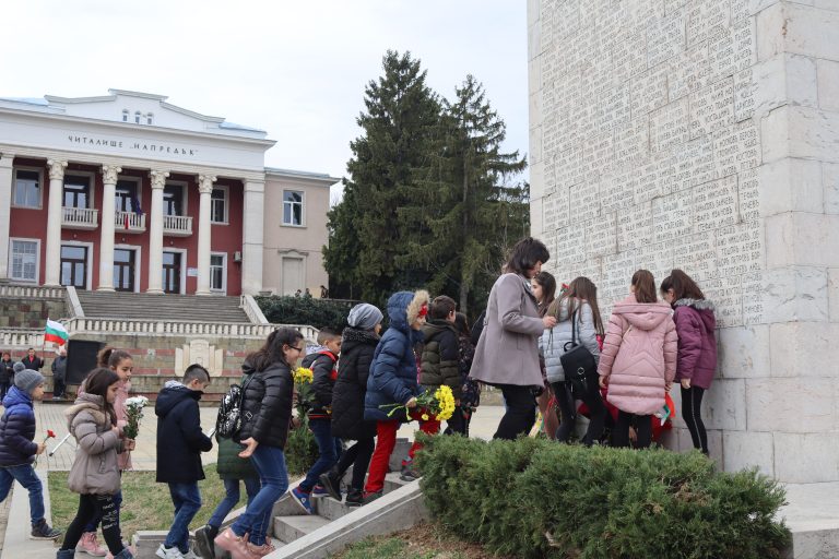 С поклонение пред загиналите и фолклорни ритми бе отбелязан Трети март в Лясковец