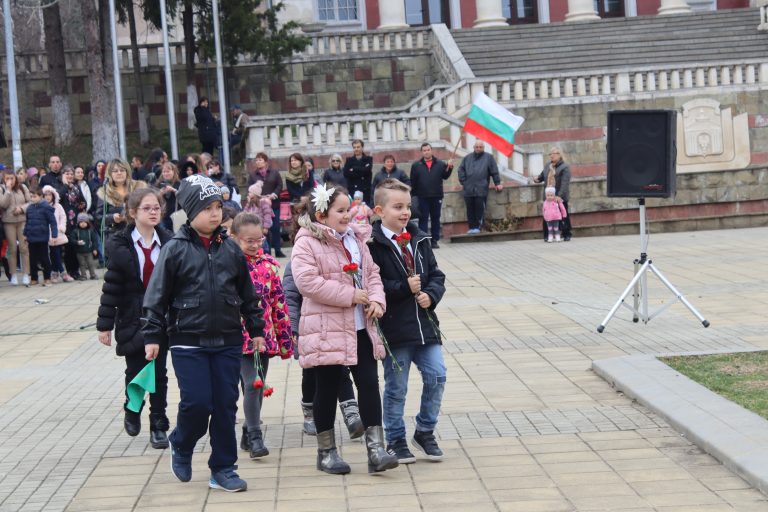 С поклонение пред загиналите и фолклорни ритми бе отбелязан Трети март в Лясковец
