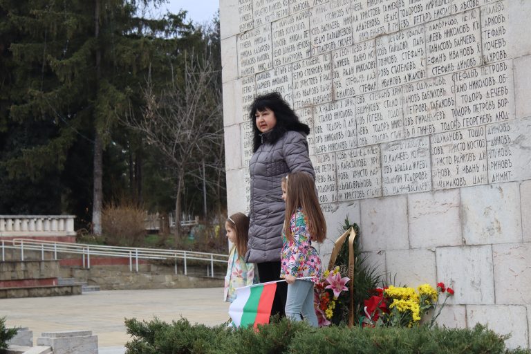 С поклонение пред загиналите и фолклорни ритми бе отбелязан Трети март в Лясковец