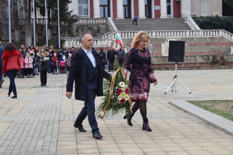 С поклонение пред загиналите и фолклорни ритми бе отбелязан Трети март в Лясковец