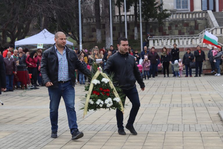 С поклонение пред загиналите и фолклорни ритми бе отбелязан Трети март в Лясковец