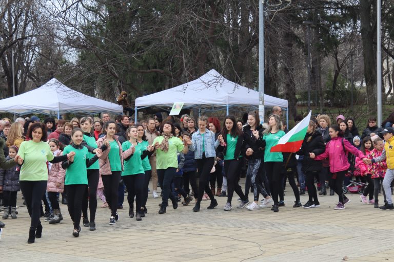 С поклонение пред загиналите и фолклорни ритми бе отбелязан Трети март в Лясковец