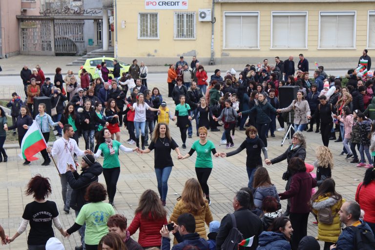 С поклонение пред загиналите и фолклорни ритми бе отбелязан Трети март в Лясковец