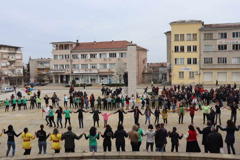 С поклонение пред загиналите и фолклорни ритми бе отбелязан Трети март в Лясковец