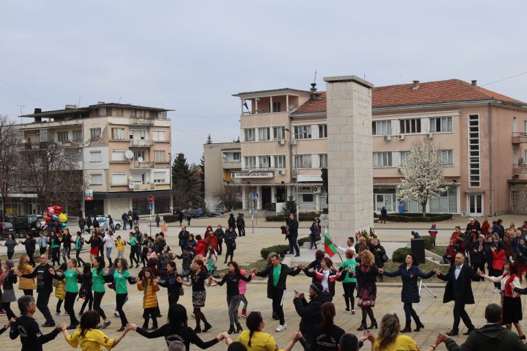 С поклонение пред загиналите и фолклорни ритми бе отбелязан Трети март в Лясковец