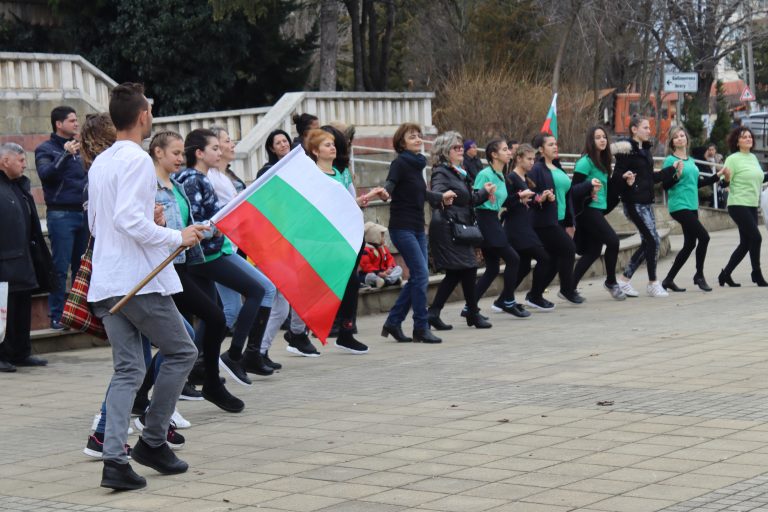 С поклонение пред загиналите и фолклорни ритми бе отбелязан Трети март в Лясковец