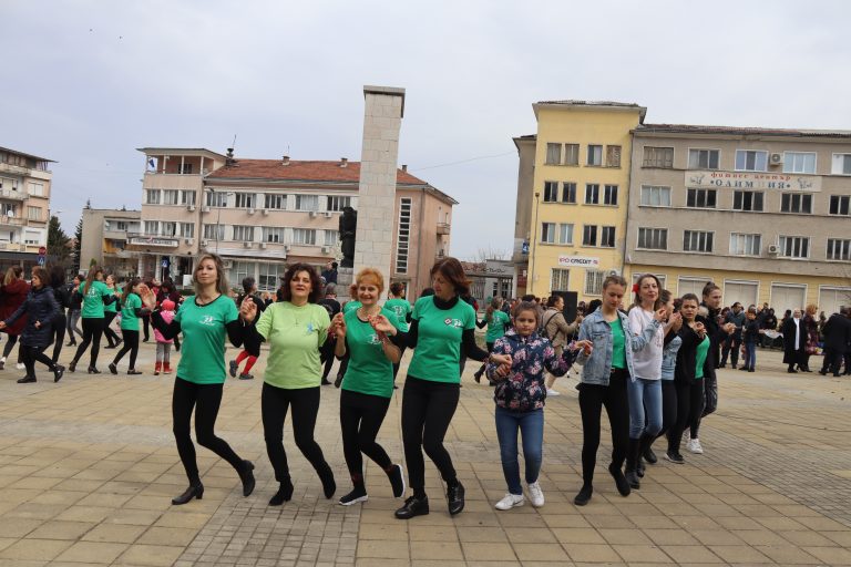 С поклонение пред загиналите и фолклорни ритми бе отбелязан Трети март в Лясковец