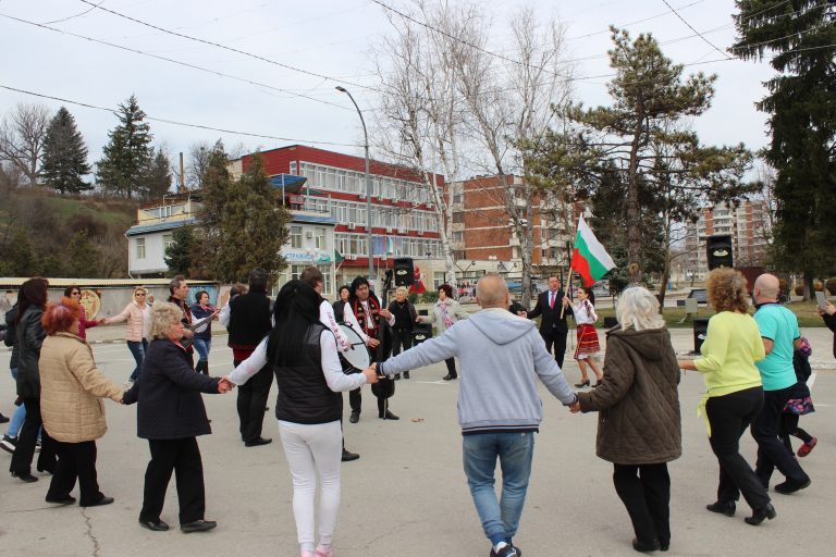 Общество | „Пробуждане с хоро” в Стражица