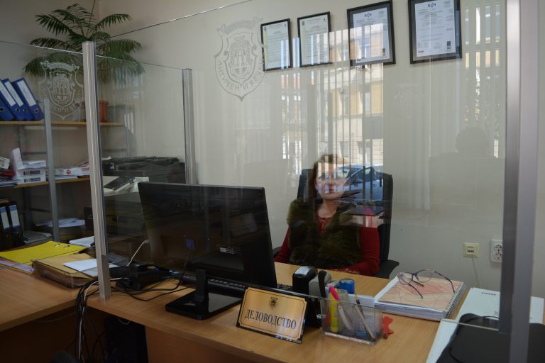 Общество | Mонтираха защитни екрани в Информационния център на Община Павликени