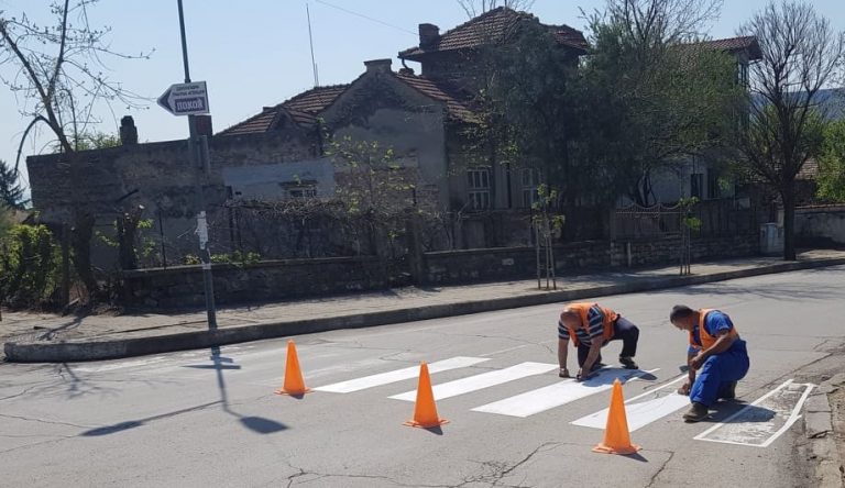 Горещи новини | Започна обновяване на пешеходните пътеки с пластик в Г. Оряховица