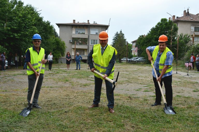 Общество | Първа копка на нови спортна и детска площадки направиха в Павликени 