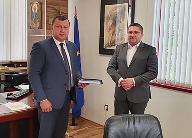 Павликени | Кметът на Павликени внесе в МРРБ подписка  от 3500 души за изграждане на околовръстния път на града