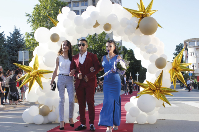 Горна Оряховица | 257 зрелостници минаха по червения килим в Горна Оряховица