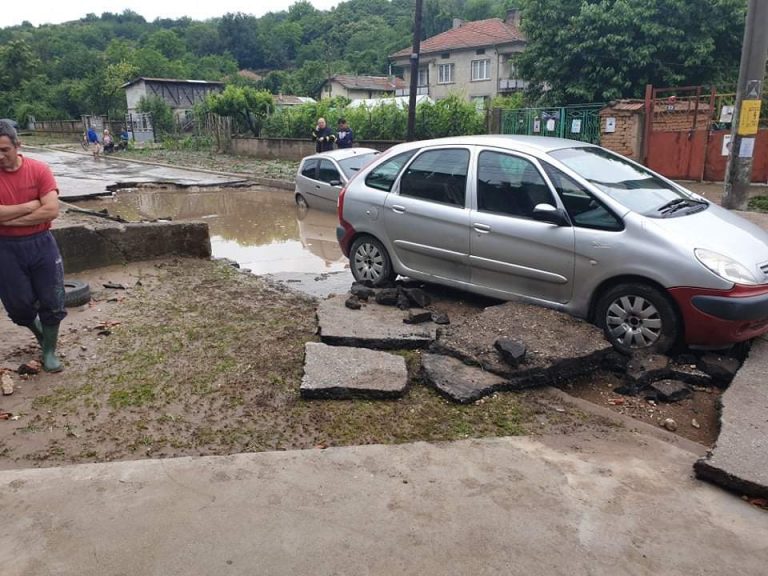 Свищов | Пороен дъжд нанесе сериозни щети в населени места от община Свищов