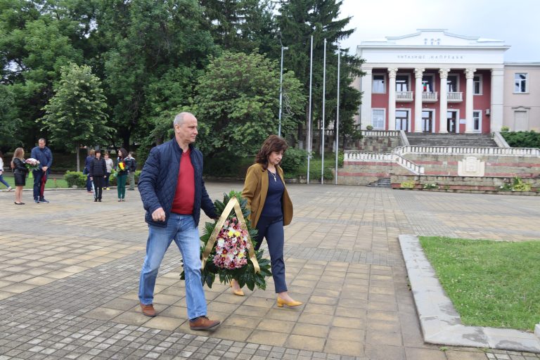 Горещи новини | В Лясковец поднесоха цветя за Ботев и за всички загинали борци за свобода