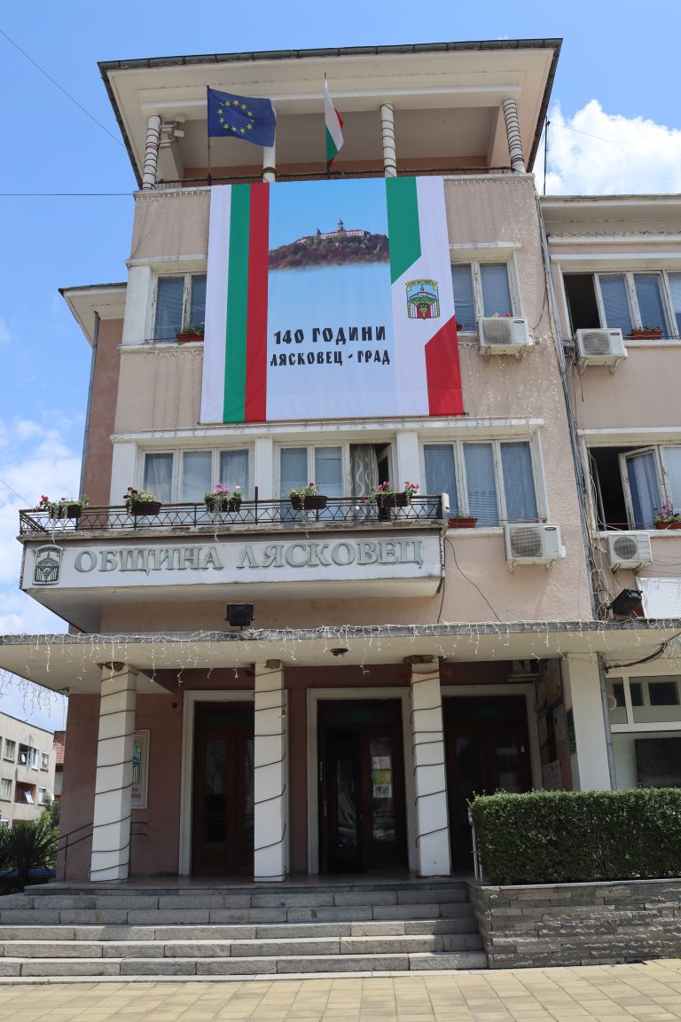 В празничния Петровден търновският митрополит отслужи литургия за здраве и благоденствие на лясковчани