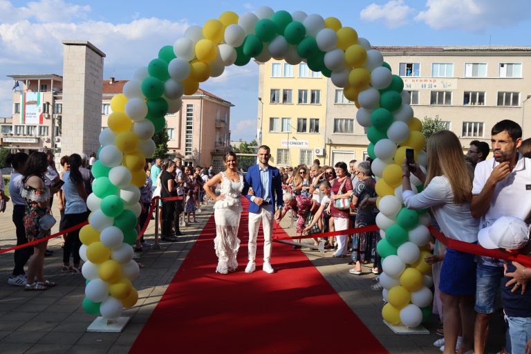 Горещи новини | Лясковските абитуриенти дефилираха по червения килим