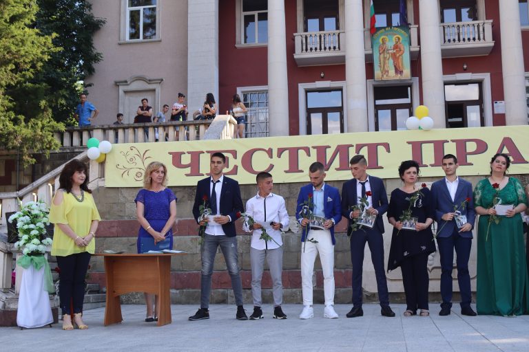 Лясковските абитуриенти дефилираха по червения килим