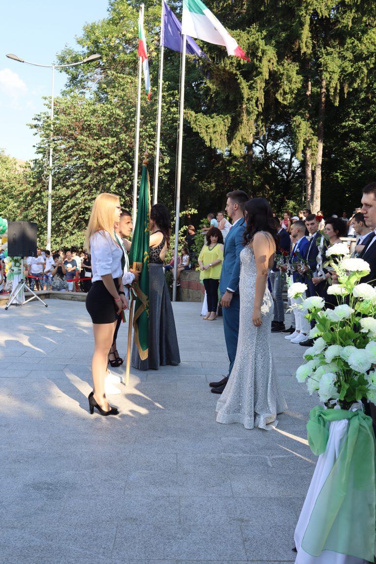 Лясковските абитуриенти дефилираха по червения килим