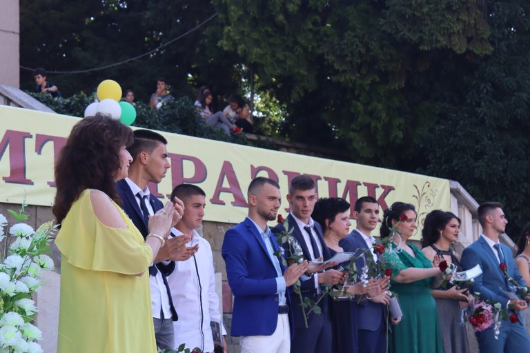 Лясковските абитуриенти дефилираха по червения килим