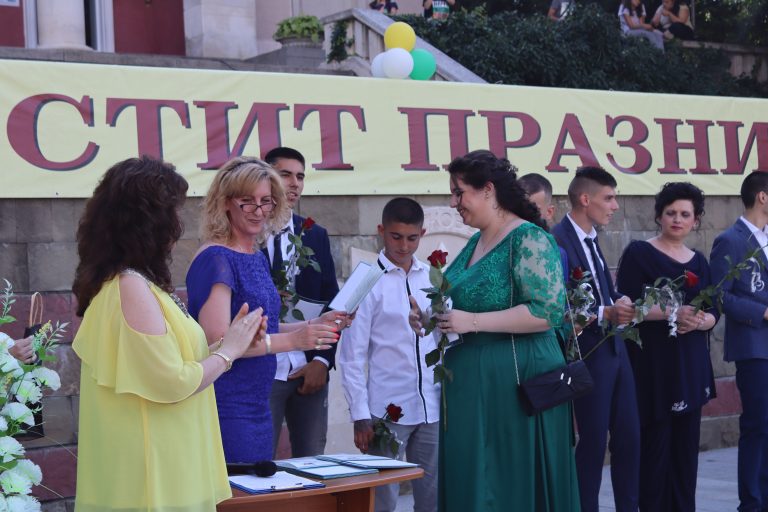 Лясковските абитуриенти дефилираха по червения килим