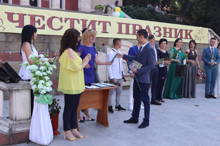 Лясковските абитуриенти дефилираха по червения килим