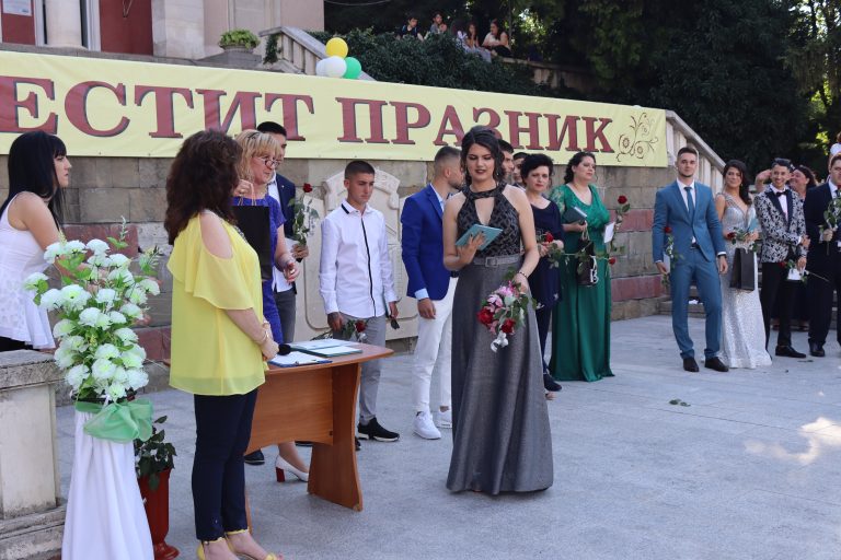 Лясковските абитуриенти дефилираха по червения килим