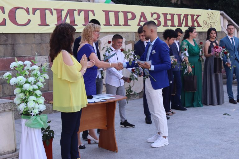 Лясковските абитуриенти дефилираха по червения килим