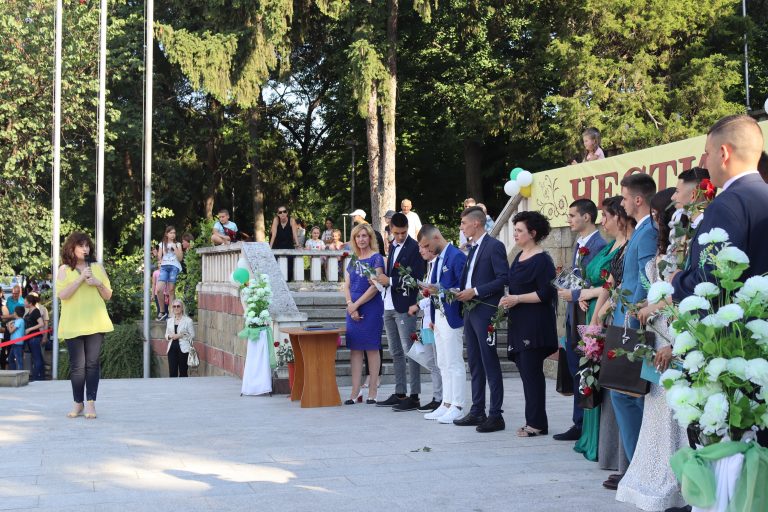 Лясковските абитуриенти дефилираха по червения килим