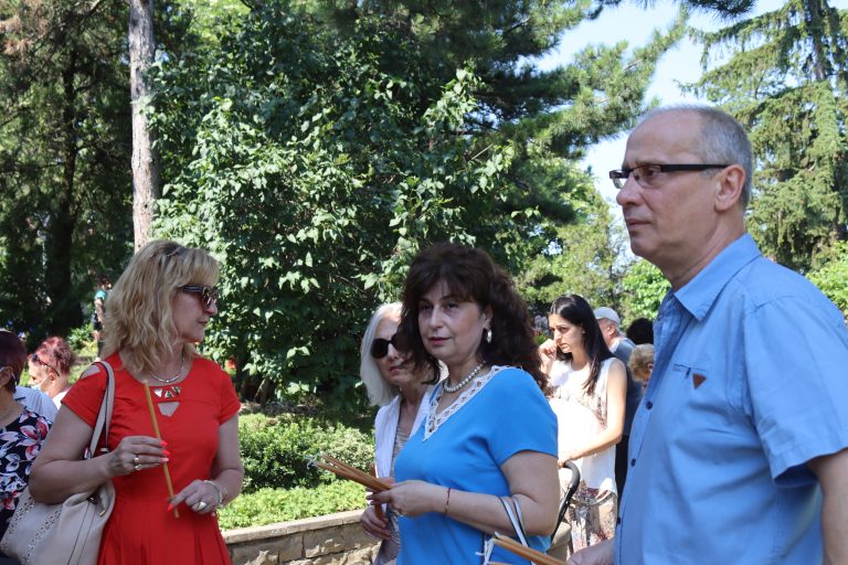 В празничния Петровден търновският митрополит отслужи литургия за здраве и благоденствие на лясковчани