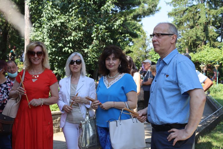 Горещи новини | В празничния Петровден търновският митрополит отслужи литургия за здраве и благоденствие на лясковчани
