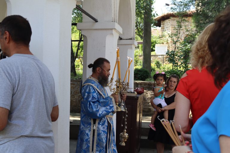 В празничния Петровден търновският митрополит отслужи литургия за здраве и благоденствие на лясковчани