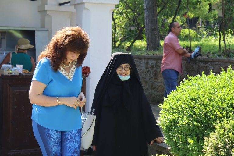 В празничния Петровден търновският митрополит отслужи литургия за здраве и благоденствие на лясковчани