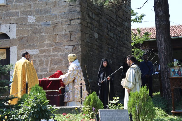 В празничния Петровден търновският митрополит отслужи литургия за здраве и благоденствие на лясковчани