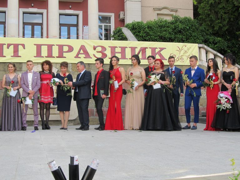 Горещи новини | Лясковският Випуск 2020 ще има закъснял бал и е 12-тия по ред с дефиле по червения килим