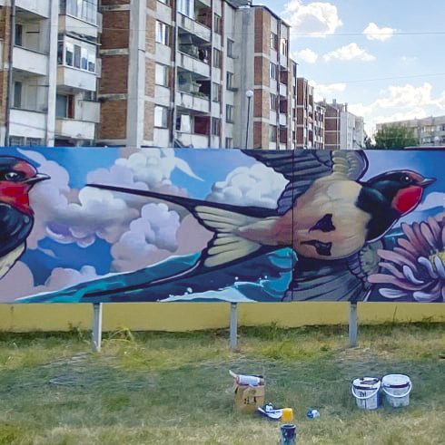 Трима автори на графити изрисуваха две огромни картини в Стражица