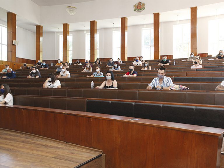 Общество | Кандидат-магистри подадоха  документи в Свищовската академия още в първия ден на прием 2020/2021