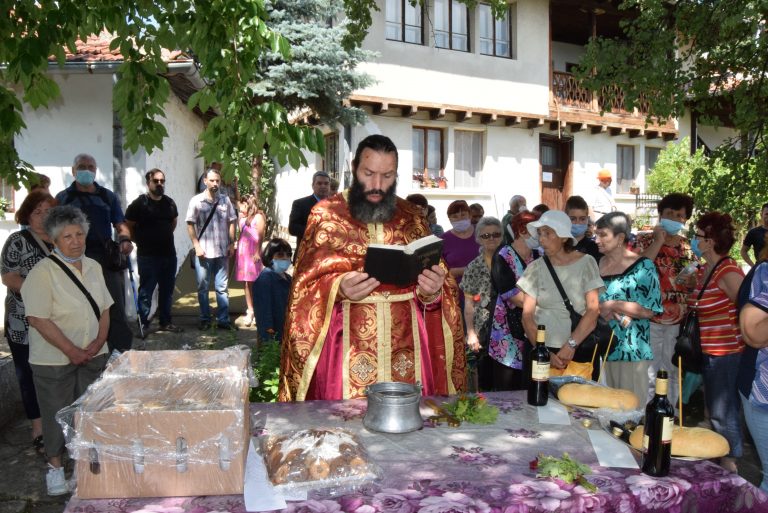 Горна Оряховица | Десетки миряни изпълниха двора  на манастир „Св. пророк Илия“