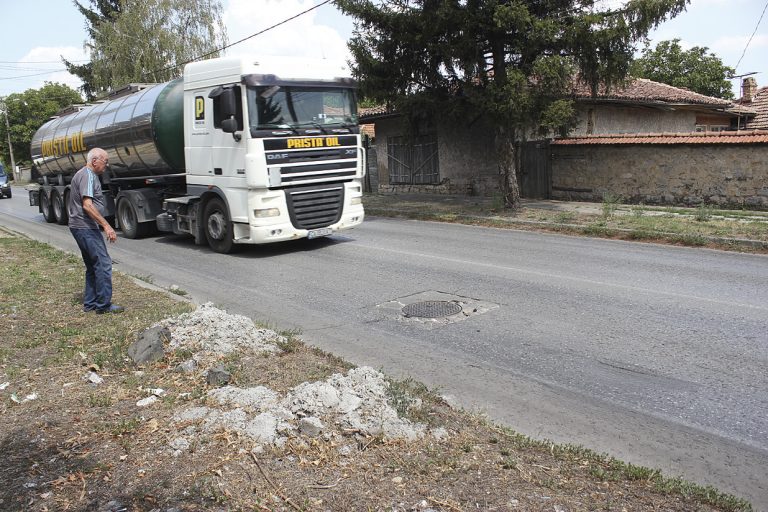 Опасни шахти дебнат шофьорите на главен път Русе – В. Търново