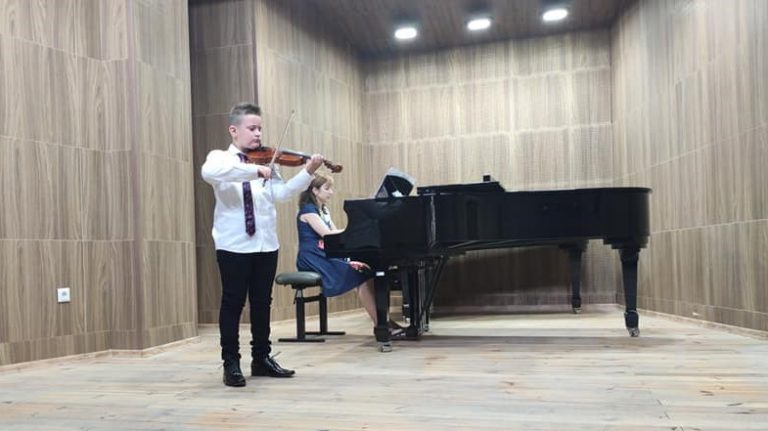 8-годишен талант свири на цигулките на виртуоза проф. Минчо Минчев