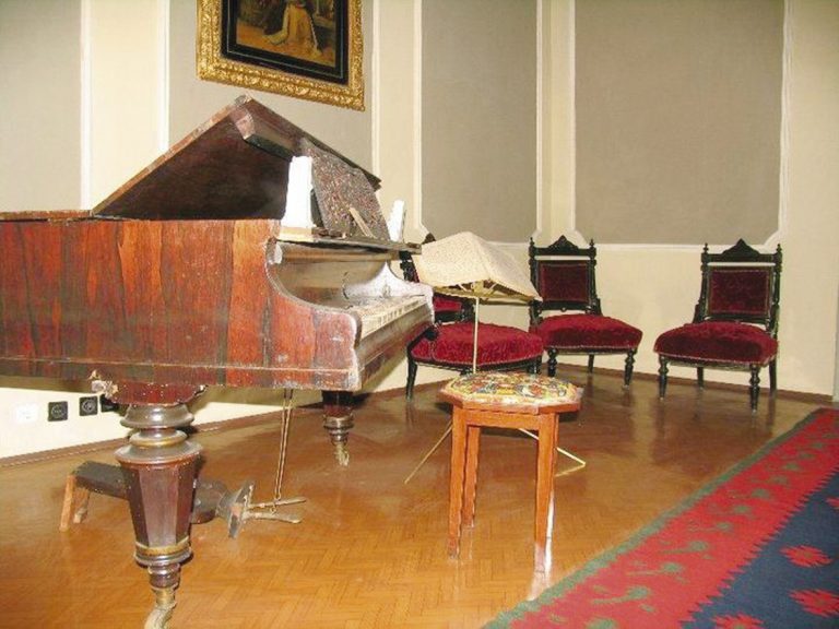 Първият внесен в България  домашен роял пази  емблематичната  Самоковлиева къща