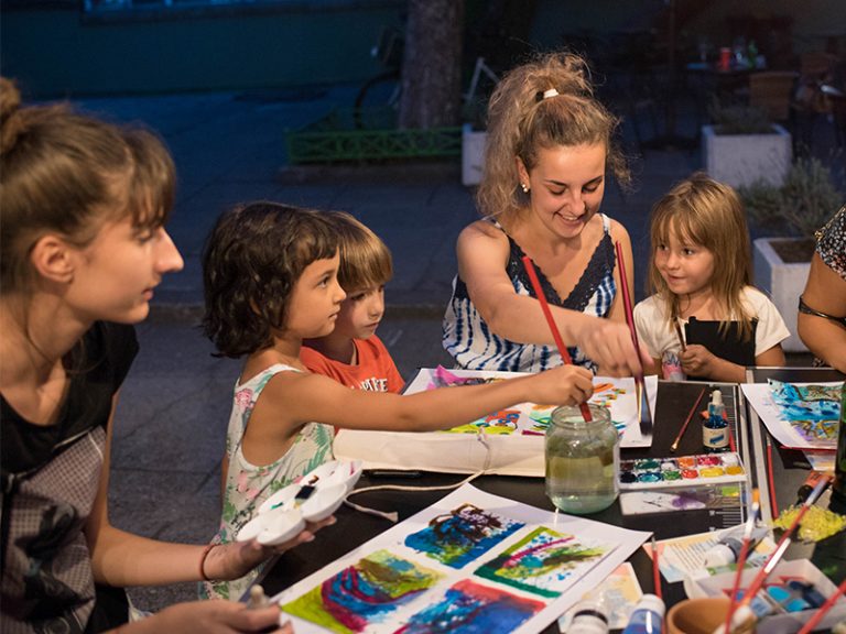 Възпитаничка на Стопанската академия откри изложба с акварелни творби в рамките на фестивала Реката 2020