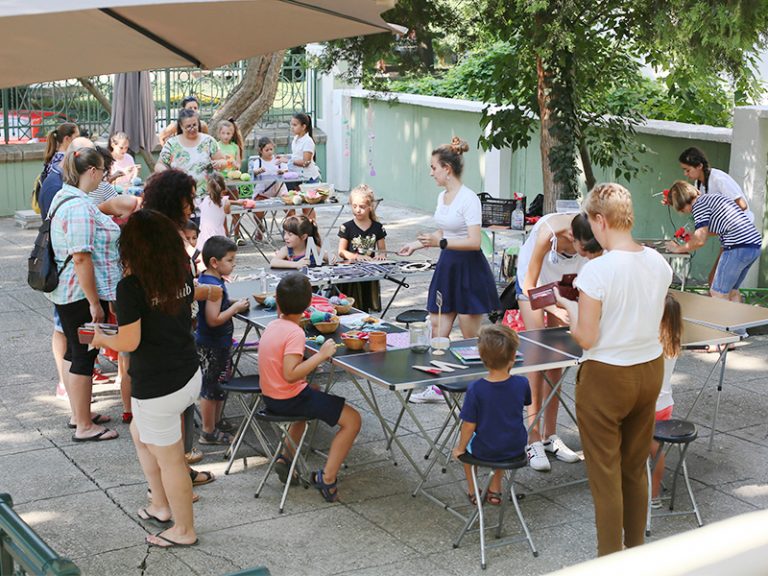 Общество | Възпитаничка на Стопанската академия откри изложба с акварелни творби в рамките на фестивала Реката 2020